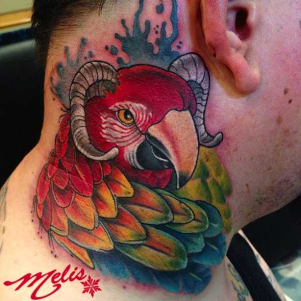 Tatuagem no pescoço de um cara - a cabeça de um papagaio com chifres
