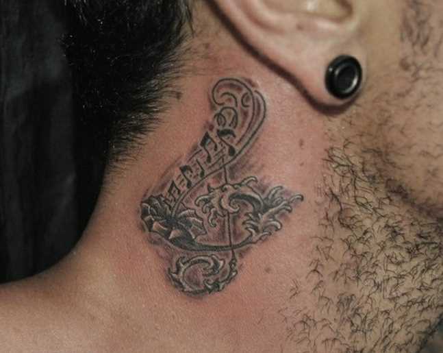 Tatuagem no pescoço de um cara - a clave de sol e notas