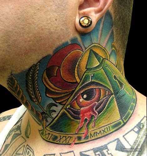 Tatuagem no pescoço de um cara - a pirâmide com o olho