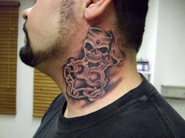 Tatuagem no pescoço de um cara - circuito e o crânio