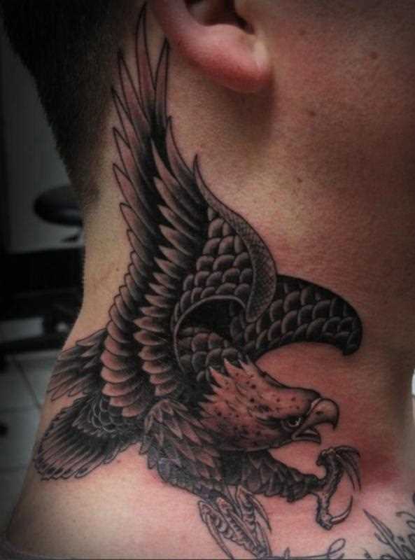 Tatuagem no pescoço de um cara - coroa