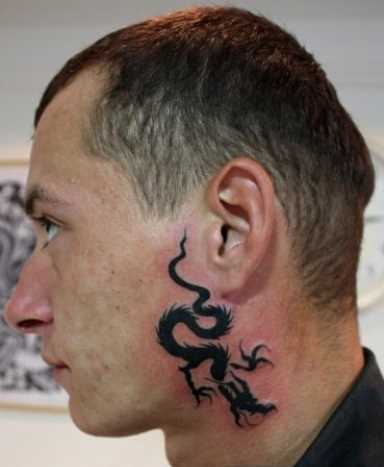 Tatuagem no pescoço de um cara - de- dragão