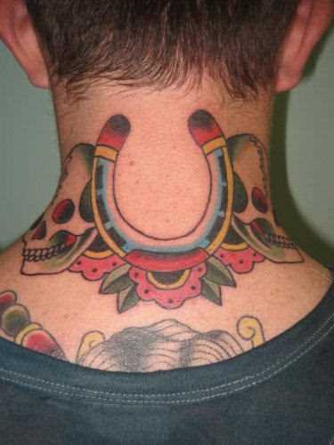 Tatuagem no pescoço de um cara - de- ferradura e o crânio