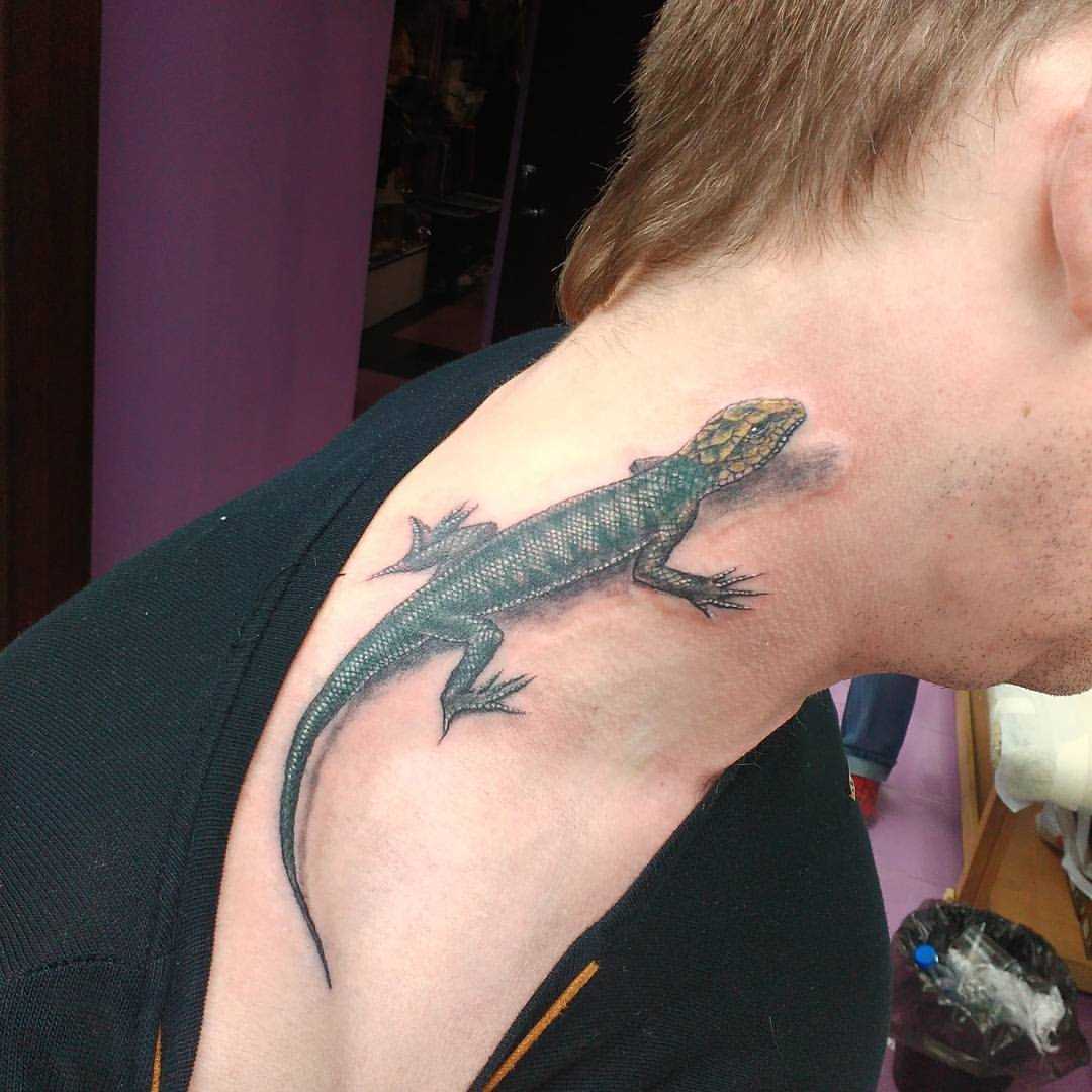 Tatuagem no pescoço de um cara - de- lagarto