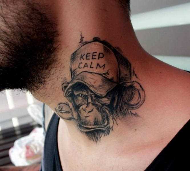 Tatuagem no pescoço de um cara de macaco