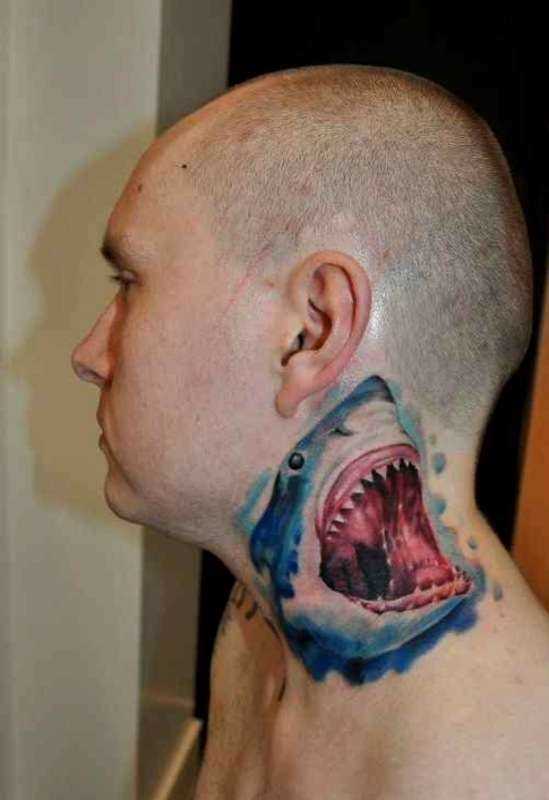 Tatuagem no pescoço de um cara - de tubarão