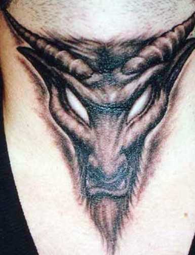 Tatuagem no pescoço de um cara - diabo