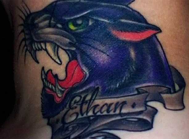 Tatuagem no pescoço de um cara - pantera