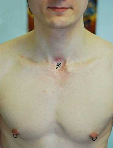 Tatuagem no pescoço de um cara - signo de sagitário