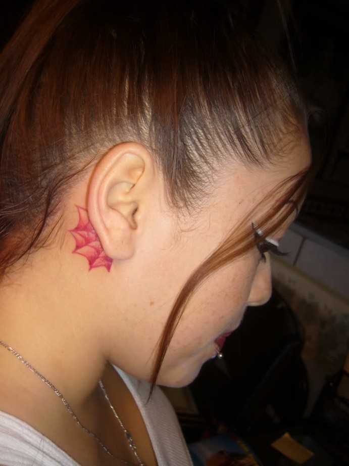 Tatuagem no pescoço de uma menina atrás da orelha - a web