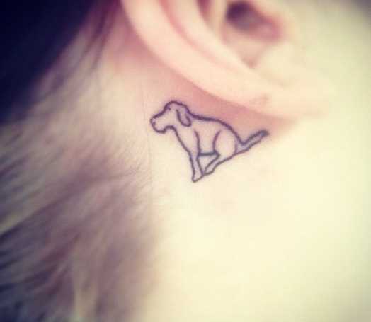 Tatuagem no pescoço de uma menina atrás da orelha - cão