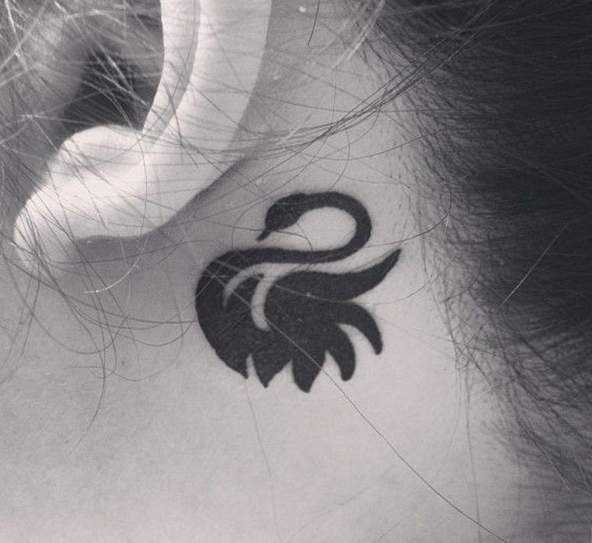 Tatuagem no pescoço de uma menina atrás da orelha - cisne