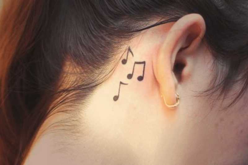 Tatuagem no pescoço de uma menina atrás da orelha - notas
