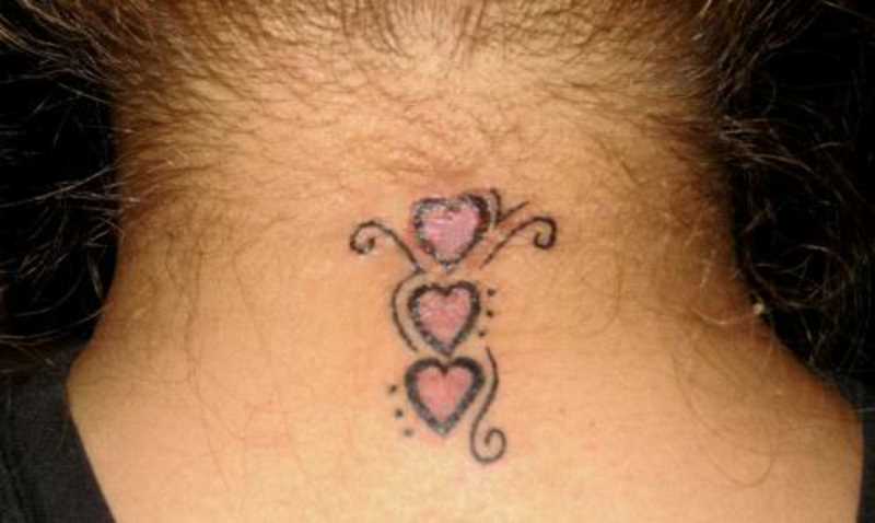 Tatuagem no pescoço de uma menina de coração