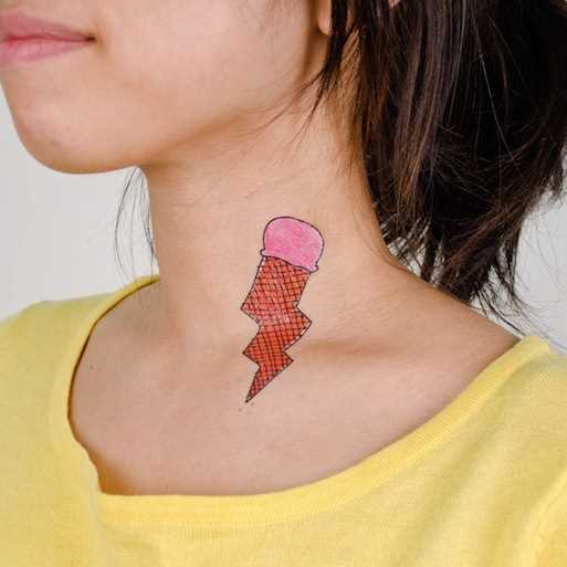 Tatuagem no pescoço de uma menina em forma de raio