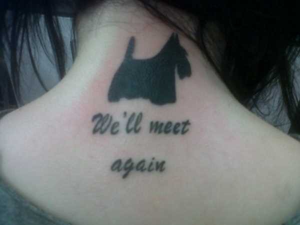 Tatuagem no pescoço de uma menina - o cão e a inscrição