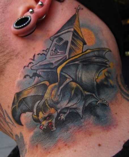 Tatuagem no pescoço do homem - morcego