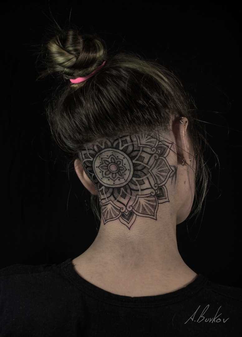 Tatuagem no pescoço e na cabeça da menina - mandala