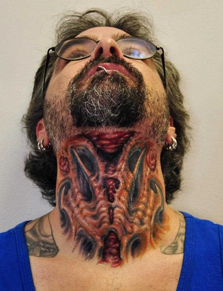 Tatuagem no pescoço homens no estilo de biomecânica