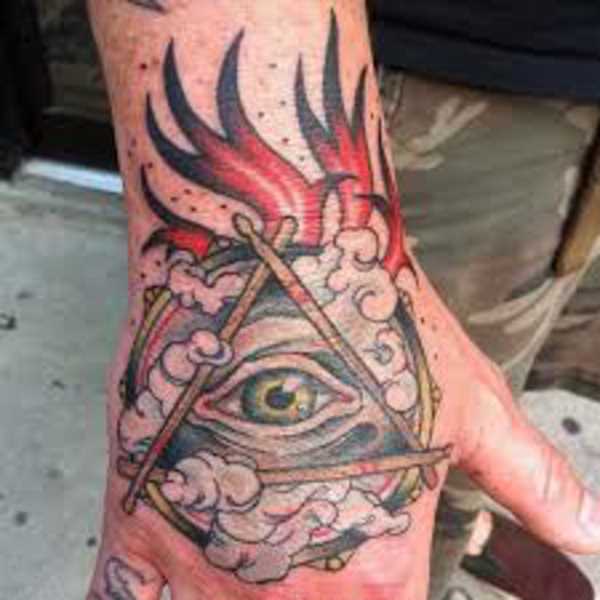 Tatuagem no pincel cara - a pirâmide com o olho e o fogo