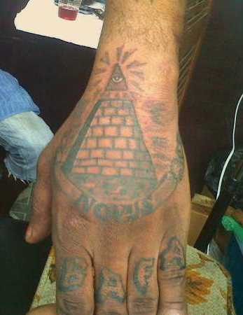Tatuagem no pincel cara - a pirâmide com o olho