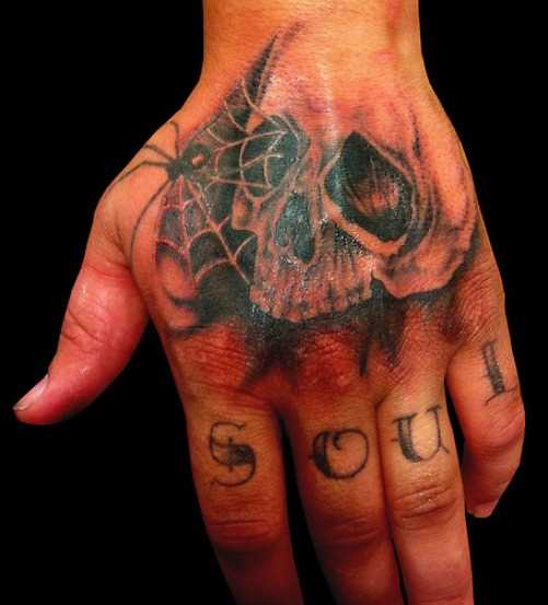 Tatuagem no pincel cara - a web e o crânio