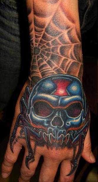 Tatuagem no pincel cara - de- teia de aranha e a aranha com o crânio em vez de cabeça