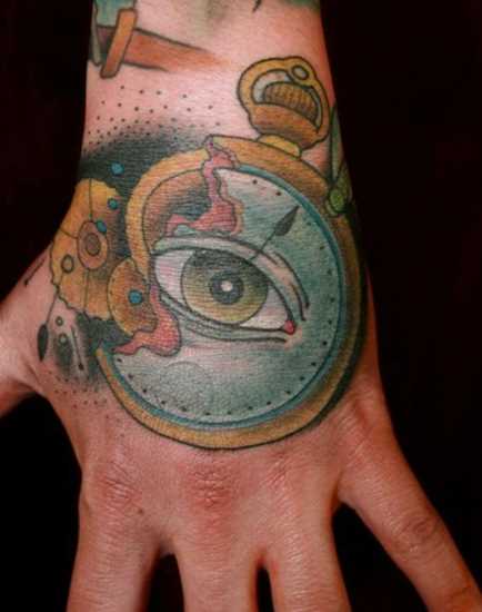 Tatuagem no pincel cara - relógio de bolso com o olho