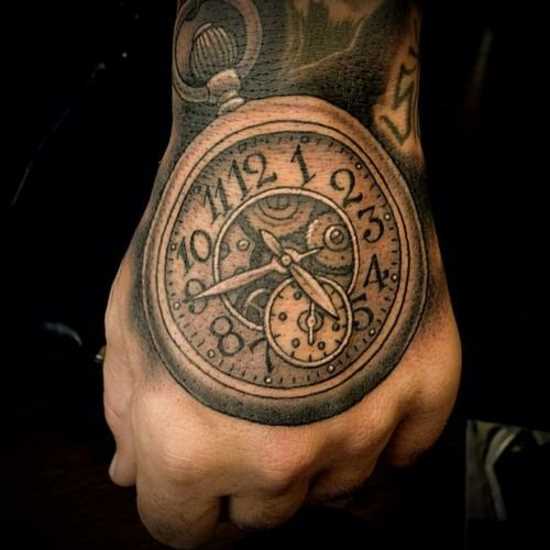 Tatuagem no pincel cara - relógios
