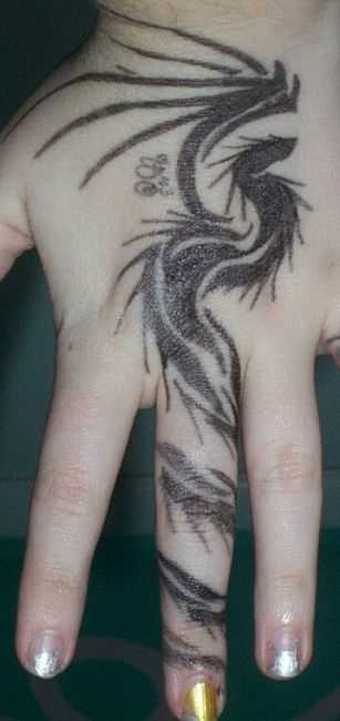 Tatuagem no pincel garota - dragão
