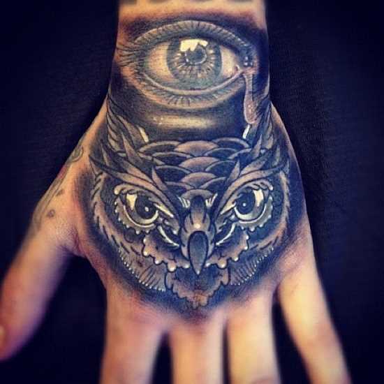 Tatuagem no pincel menina - a coruja e o olho
