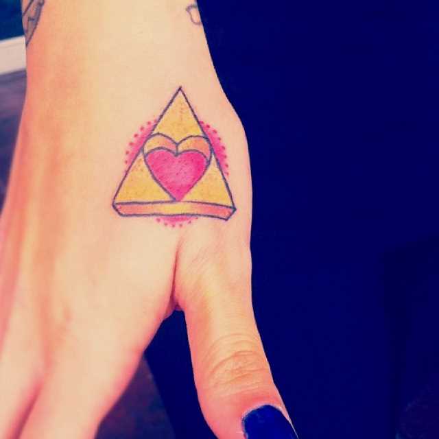Tatuagem no pincel menina - a pirâmide com o coração