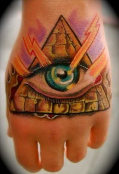 Tatuagem no pincel menina - a pirâmide com o olho e relâmpagos