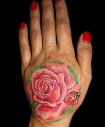 Tatuagem no pincel menina joaninha e rosa