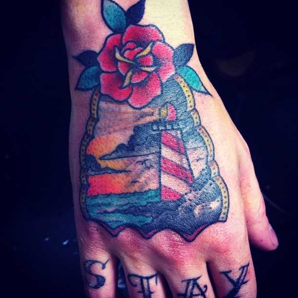 Tatuagem no pincel meninas - farol e rosa