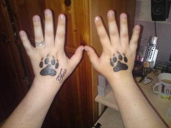 Tatuagem no pincel meninas - pata do cão