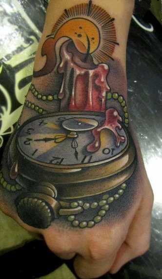 Tatuagem no pincel meninas - relógio de bolso e uma vela