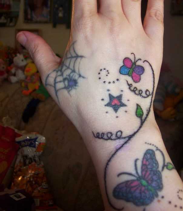Tatuagem no pincel meninas - teia de aranha e a pequena aranha