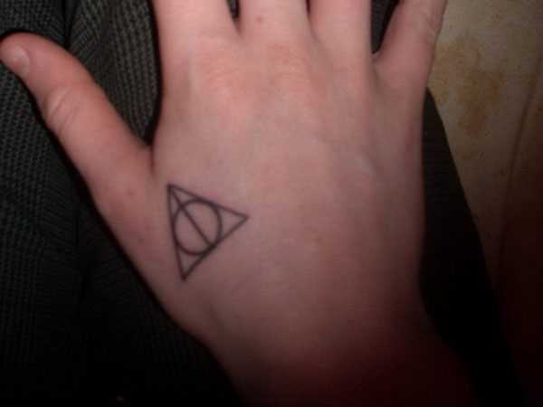 Tatuagem no pincel meninas - triângulo e círculo