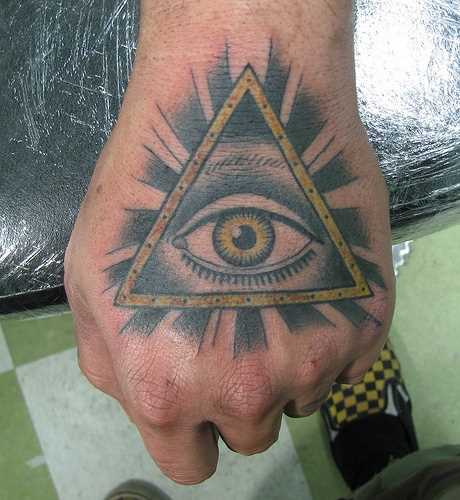 Tatuagem no pincel o cara - a pirâmide com o olho