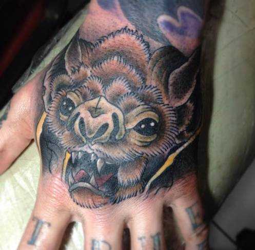 Tatuagem no pincel para o homem - morcego