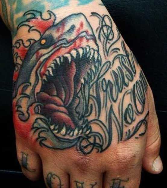 Tatuagem no pincel para o homem - tubarão