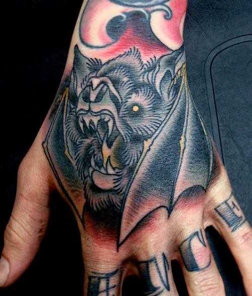Tatuagem no pincel tem o homem - morcego