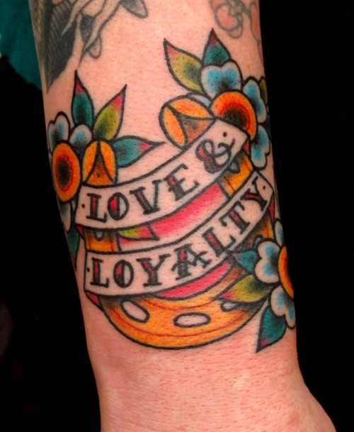 Tatuagem no pulso cara - de ferradura, as cores e legenda em inglês