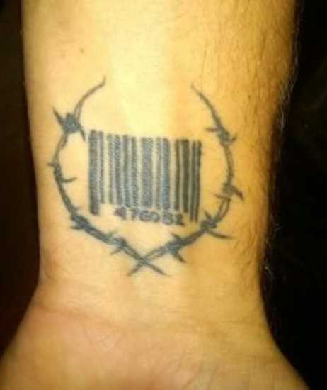 Tatuagem no pulso cara - de um código de barras e arame farpado