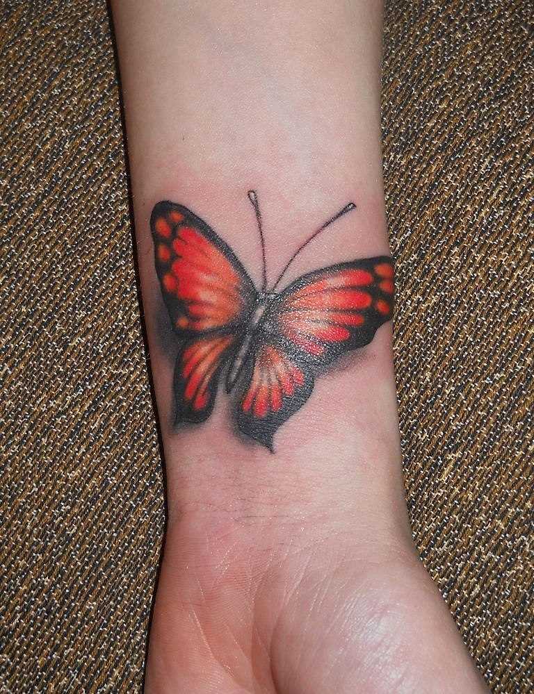 Tatuagem no pulso da menina - borboleta