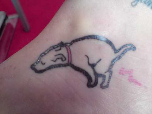 Tatuagem no pulso da menina - cão