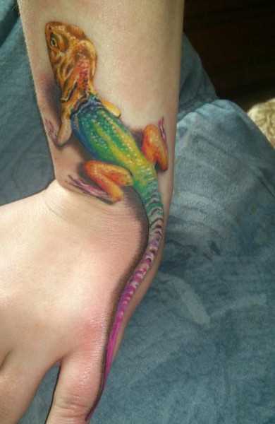 Tatuagem no pulso da menina cor - de lagarto