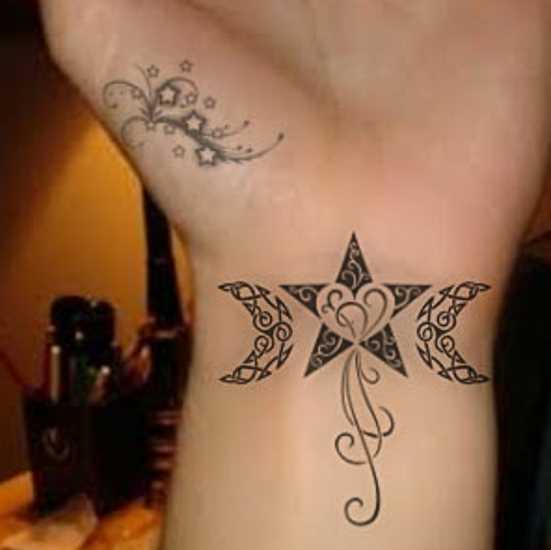 Tatuagem no pulso da menina - da-lua e estrela com padrões de