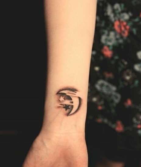 Tatuagem no pulso da menina - da-lua e estrela